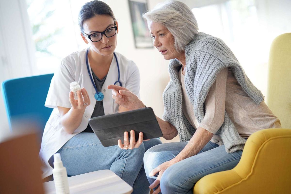 Wertebasierte Gesundheitsversorgung: eine Ärztin bespricht sich mit einer Patientin