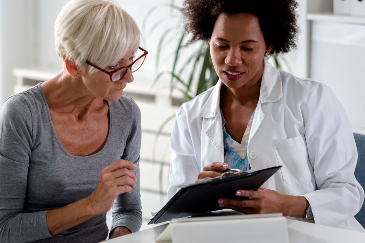 Ärztin und Patientin im Gespräch