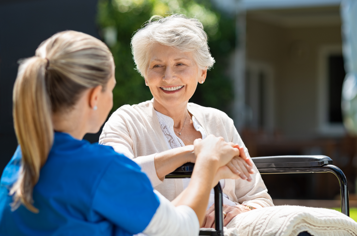 Eine Pflegerin im Gespräch mit einer Patientin