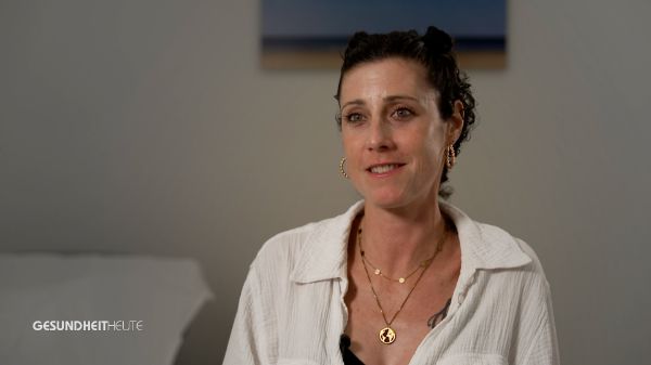 Bettina Gloor ist 37 Jahre alt, Mutter von drei Kindern und führt ein geordnetes Leben – bis eine Diagnose ihr Leben auf den Kopf stellt: schwarzer Hautkrebs. Ein malignes Melanom, eine besonders aggressive Form der Erkrankung.