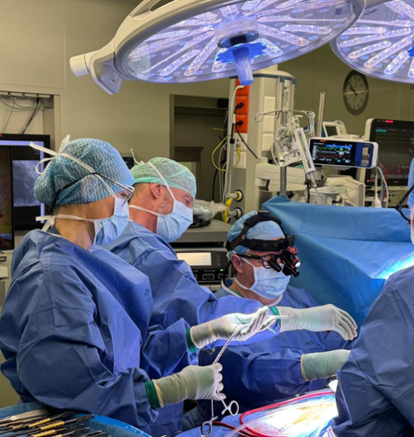 Am Universitären Herzzentrum des Universitätsspitals Basel wurde erstmals ein herzchirurgischer Aortenklappenersatz über den minimal-invasiven MICLAT-Zugang (Minimally Invasive Cardiac LATeral access surgery) durchgeführt. Die Operation erfolgte durch das Team der Klinik für Herzchirurgie unter der Leitung von Prof. Oliver Reuthebuch, Chefarzt a.i. der Klinik für Herzchirurgie.