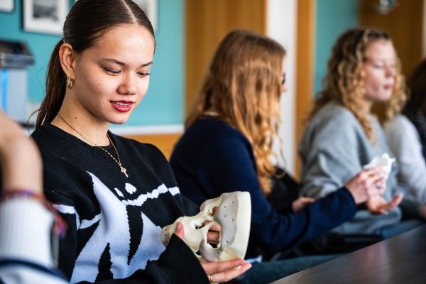 Einblick in die moderne MKG-Chirurgie: Besuch des Gymnasiums Liestal am Universitätsspital Basel