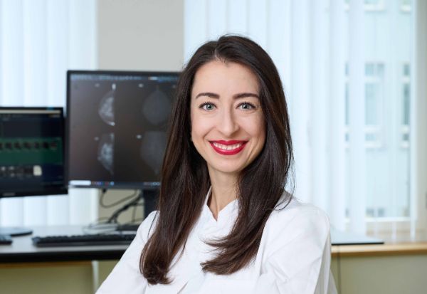 Laut einer neuen WHO-Studie könnten die Brustkrebsfälle bis 2050 um 40% steigen, die Todesfälle sogar um 70%. Dr. Noemi Schmidt, Leiterin der Mammadiagnostik am Universitätsspital Basel, erklärt im Interview mit SRF 4 News (Schweizer Radio und Fernsehen), welche Faktoren zu diesem Anstieg führen, warum Früherkennung lebensrettend ist und wie Präventionsmassnahmen helfen können.
