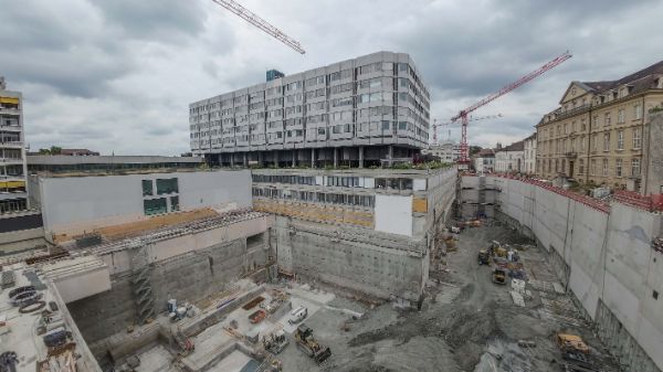 Mit der bevorstehenden Fertigstellung der Baugrube und dem Ende des Spezialtiefbaus im Oktober ist ein wichtiger Meilenstein erreicht – der Weg für den Hochbau ist vorbereitet.