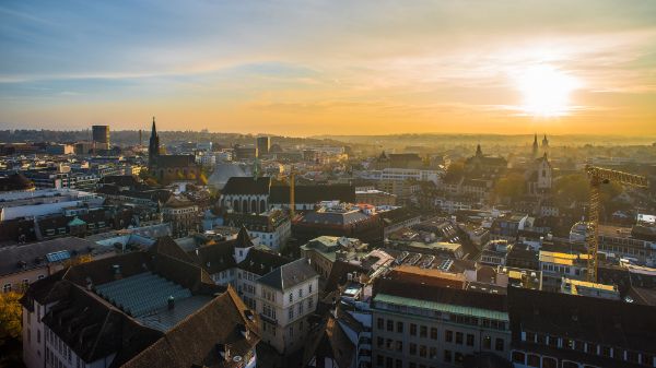 Ein Jahr nach Ankündigung der Übernahme des Claraspitals durch das Universitätsspital Basel (USB) lässt sich eine positive Zwischenbilanz ziehen: Das USB hat allen Mitarbeitenden der St. Claraspital AG und des universitären Bauchzentrums Clarunis einen Arbeitsvertrag angeboten. Bereits 95 Prozent der knapp 1’300 Mitarbeitenden haben das Angebot angenommen.