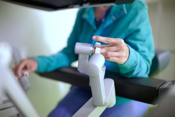 Am Universitätsspital Basel (USB) kommt der Operationsroboter DaVinci künftig in immer mehr Fachgebieten zum Einsatz. Nach der Einführung der robotergestützten Herzchirurgie zu Jahresbeginn hat ein interdisziplinäres Team im März 2026 erstmals in der Schweiz eine roboterassistierte DIEP-Brustrekonstruktion durchgeführt. Für rund ein Drittel der Patientinnen wäre das Verfahren der Zugang zum Goldstandard der autologen Brustrekonstruktion.
