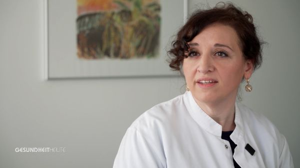 Frauenherzen unterscheiden sich von Männerherzen: Sie sind kleiner, schlagen schneller und verfügen über feinere Blutgefässe. Diese Unterschiede führen dazu, dass Herz-Kreislauf-Erkrankungen bei Frauen häufig anders verlaufen und deshalb nicht immer frühzeitig erkannt werden. 