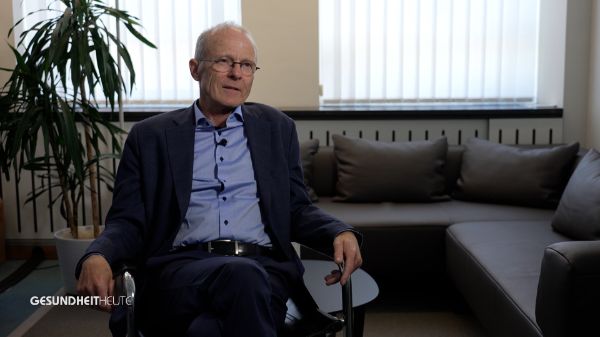 Seit über 13 Jahren lebt Friedrich Reber mit einer seltenen Krebsart, einem Sarkom im Bauchraum. Trotz schwerer Diagnosen, Rückschlägen und intensiver Therapien verliert der 71-jährige Schul- und Kirchenmusiker seinen Lebensmut nicht. Sein Symbol der Hoffnung steht auf dem Nachttisch: ein Velohelm. 