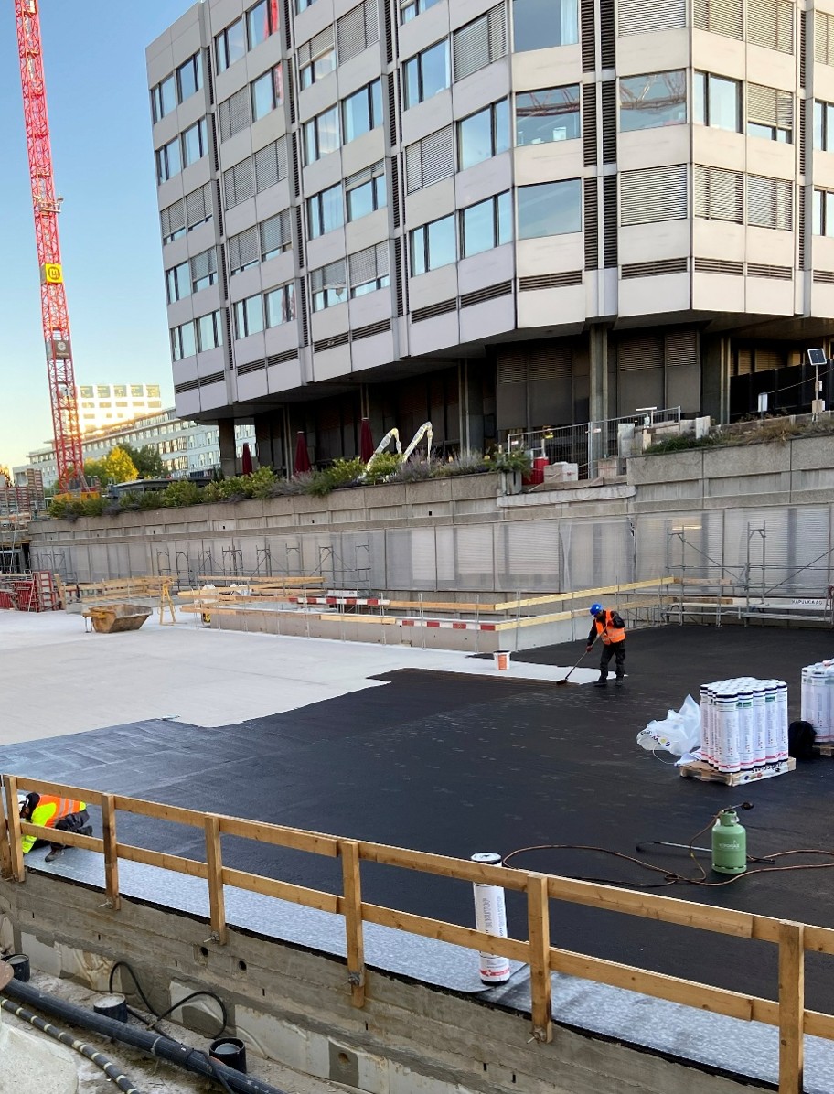 Der Annex hat seine volle Höhe erreicht. Die Arbeiten an der Oberfläche laufen, damit der Bereich künftig wieder befahren werden kann.